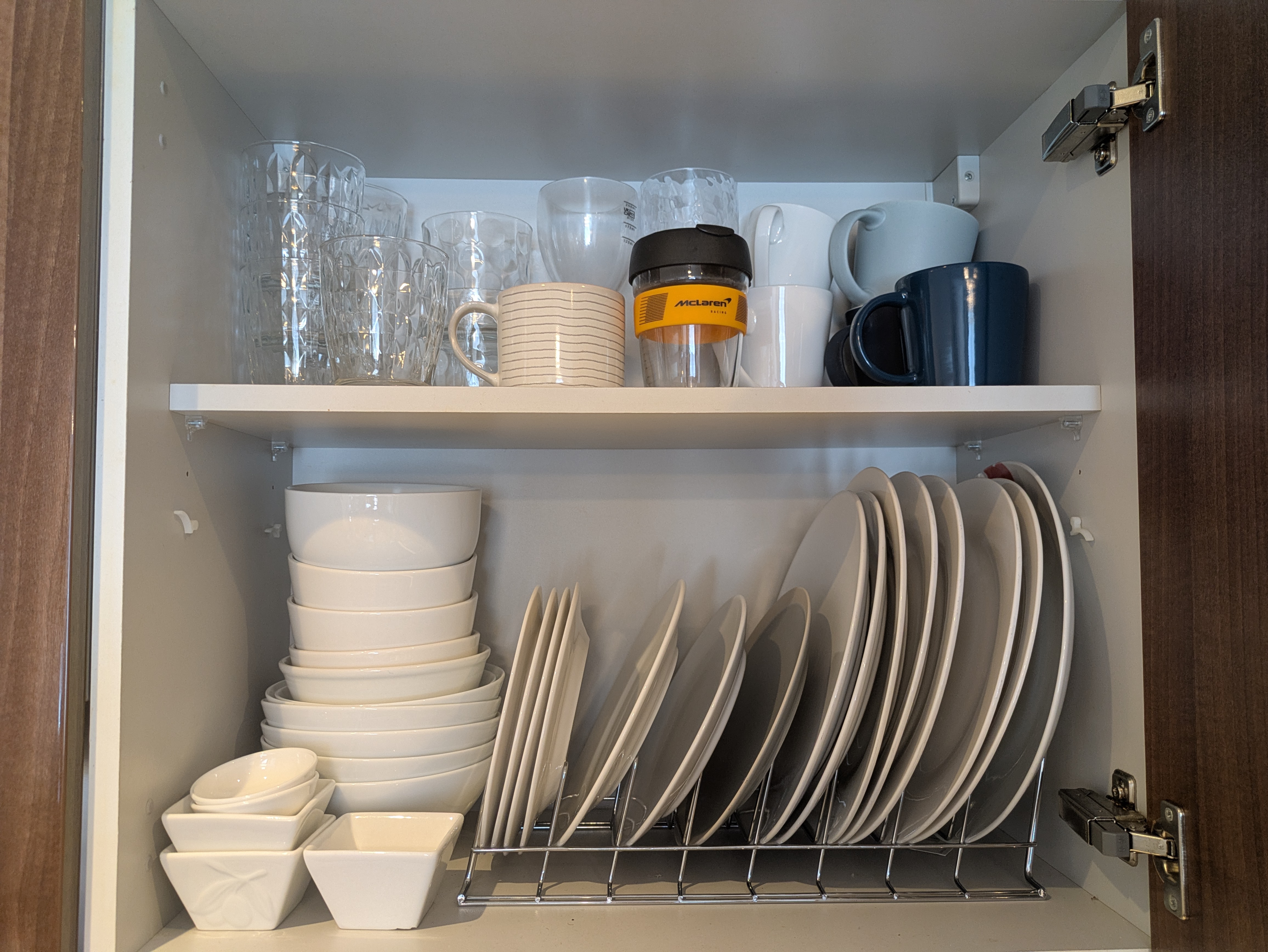 Plates and mugs - Apartment J4C Madrid Plates and mugs - Apartment J4C Madrid